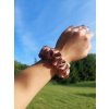 Pudrově růžová hedvábná scrunchie gumička normální
