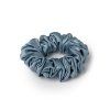 Ocelově modrá hedvábná scrunchie gumička