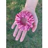 Tmavě růžová hedvábná scrunchie gumička normální