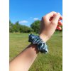 Zelenošedá hedvábná scrunchie gumička normální