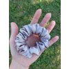 Taupe hedvábná scrunchie gumička normální