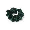 Tmavě zelená hedvábná scrunchie sametka normální