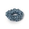 Ocelově modrá hedvábná normální scrunchie gumička