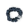 Tmavě modrá hedvábná scrunchie gumička mini