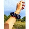 Tmavě modrá hedvábná scrunchie gumička normální