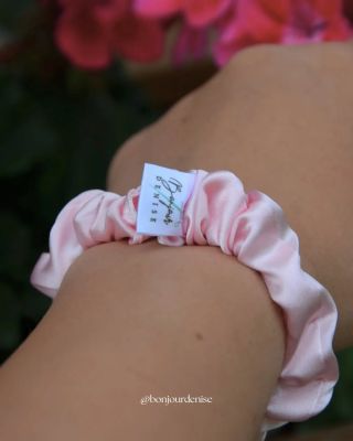 SCRUNCHIE FRIDAY je tady! ✨️ Visí ti na wishlistu čokoládová, bordó nebo leopard (nebo všechny 😅), teď je ten správný čas...