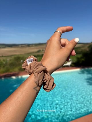 Pool days, slunce a vlasy pořád nahoře 🌊☀️ Sportovní gumičky z plavkoviny jsou moje letní essentials 👉 do bazénu, moře i...