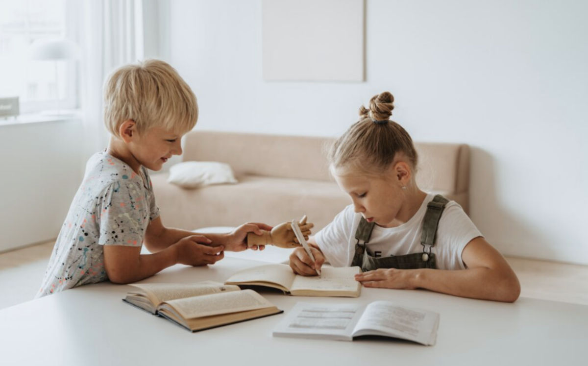 Dětská židle k psacímu stolu či psací stolek pro školáka