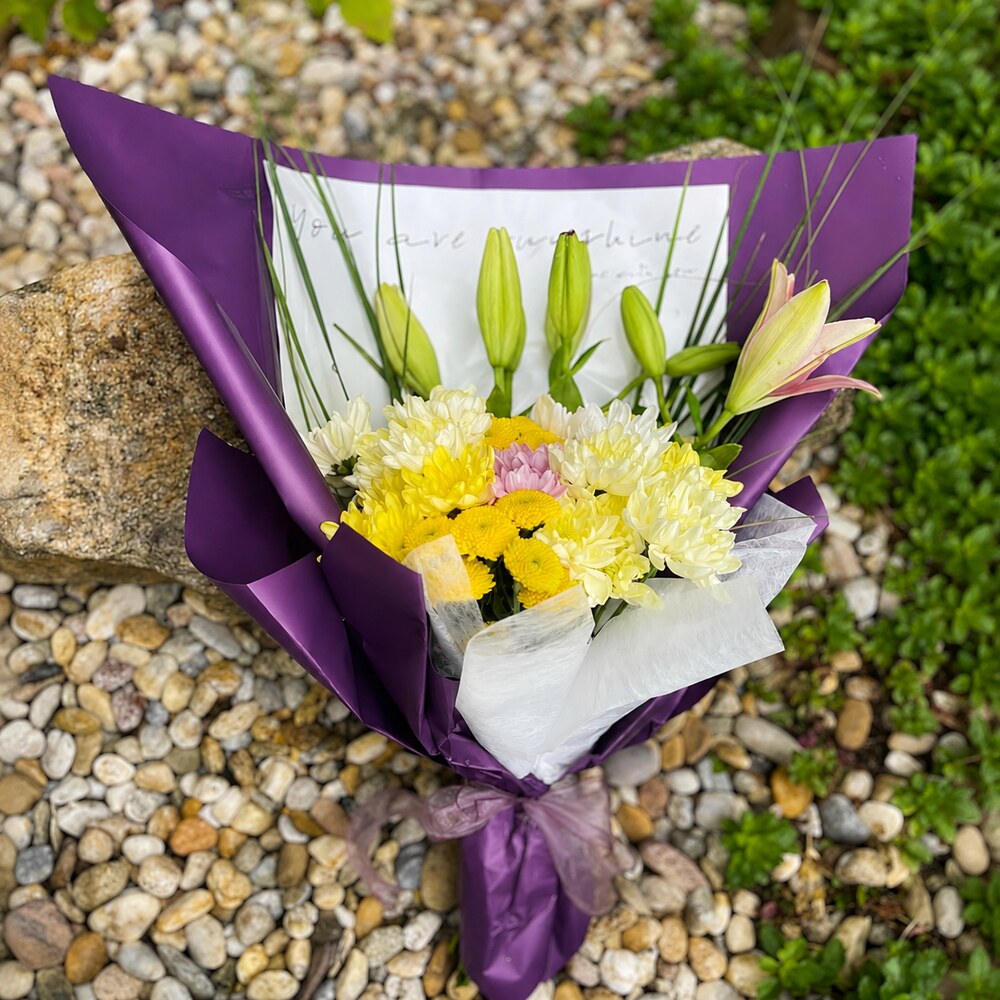 Žlutá kytice ve fialovém obalu BOOM BLOOM