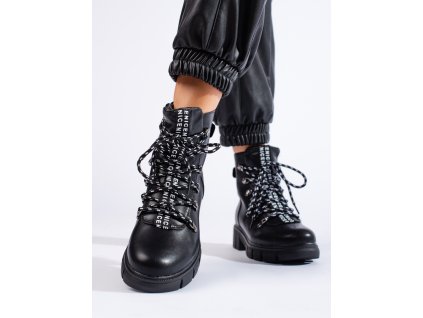 ČERNÉ WORKERY NA PLATFORMĚ VINCEZA