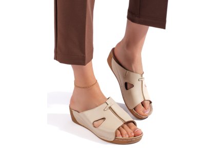 Pohodlné dámské béžové sandály na klínku (Velikost 36)