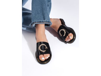 Černé dámské nazouváky s ozdobnými prvky