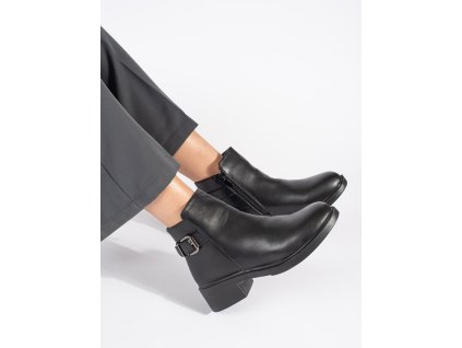 Černé dámské kotníkové boty na nízkém podpatku s ozdobnou přezkou (Velikost 36)