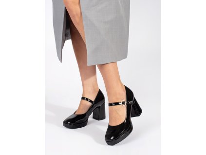 Černé lakované dámské polobotky na sloupku s přezkou