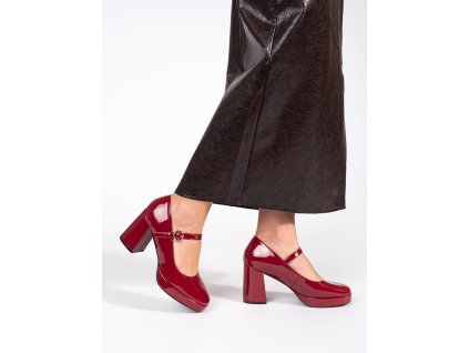 Červené lakované dámské polobotky na sloupku s přezkou