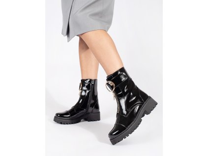 Černé lakované kotníkové boty  s ozdobným zámkem