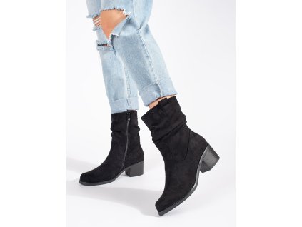 Černé dámské kotníkové boty ve stylu kovbojek s řaseným svrškem