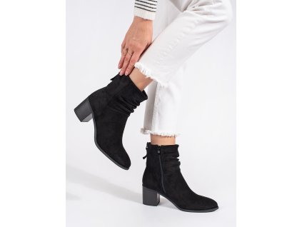 Černé semišové kotníkové boty s nařaseným svrškem (Velikost 36)