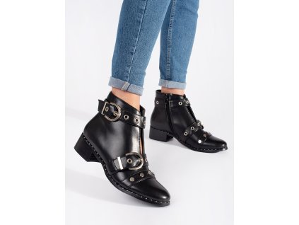 Černé kotníkové boty se zajímavým zdobením