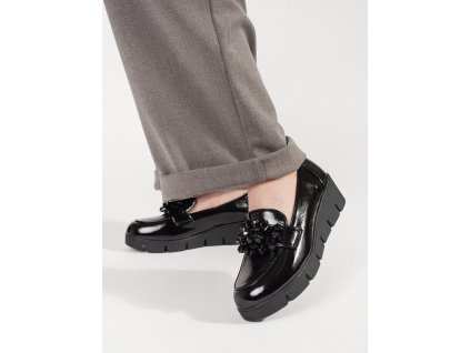 Zdobené černé mokasíny na klínku