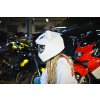 shop navlek na helmu zajac biely s motorkou