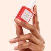 Manucurist Active Glow™ Raspberry v ruce