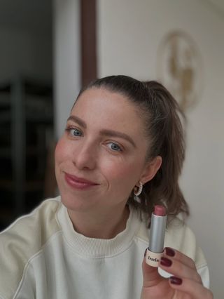 Dnes to vyhrál multistick od Fraely v odstínu Zinnia. 💋 Používám ho nejen na rty, ale i místo tvářenky. Fraela má skvělé...