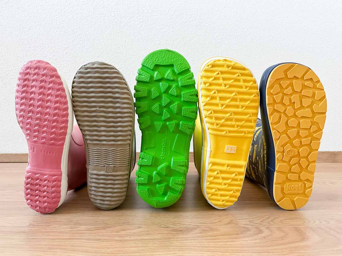 Srovnání barefoot a kompromisních gumáků pro děti