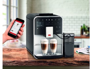 Melitta Basrista TS Smart Stříbrná, pohled zešikma s ukázkou aplikace