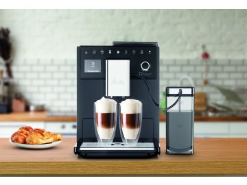 Melitta CI Touch černá, pohled zepředu se zátiším
