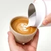 Nalévání jemné mikropěny do cappuccina