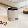 Stříbrný Timemore AutoSpin WDT vedle espresso kávovaru
