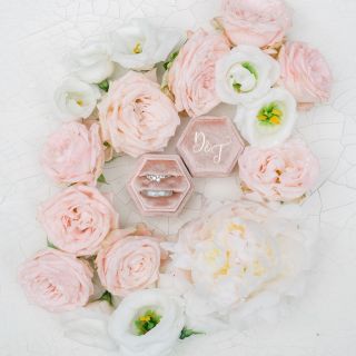 ✨ Svatba je o detailech ✨ Jsou to právě ty drobnosti, které na první pohled nejsou vidět, ale společně tvoří dokonalou...