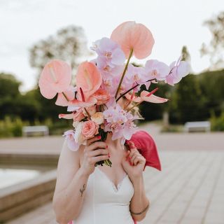 🌸✨ Nebojte se barev na svatbě! ✨🌸 Květiny mohou být odrazem vaší nálady a povahy – jste veselá, energická a milujete...