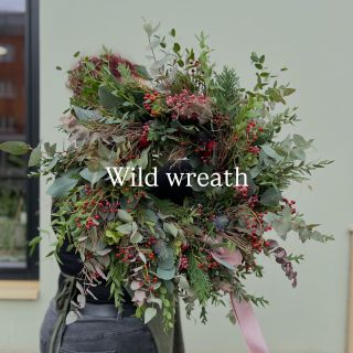 Výroba věnce je meditativní činnost, což by vám potvrdily i mnohé z našich zákaznic z workshopů. Člověk u ní na chvíli...