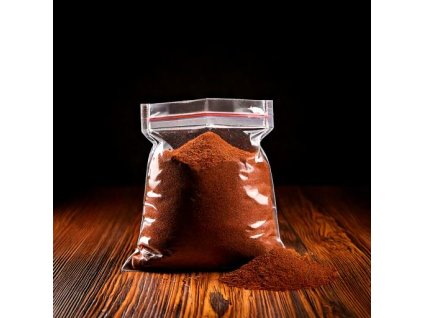 Firefly Fotka sáčku, ve kterém je prášek guarany, sáček je celý průhledný, na stole z masivu, prášek