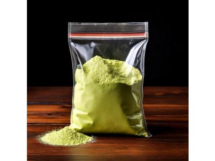 Firefly Fotka sáčku, ve kterém je prášek bílý kratom, sáček je celý průhledný, na stole z přírodního