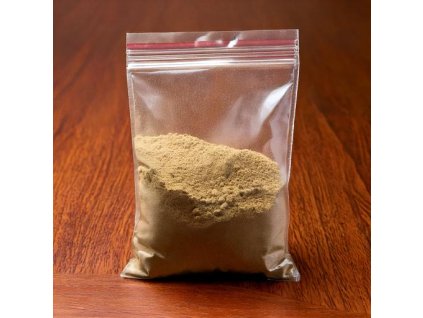 Firefly Fotka z profilu sáčku, ve kterém je prášek Kanna, sáček je celý průhledný, na stole z přírod