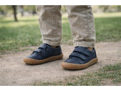 Dětské boty na venkovní procházce