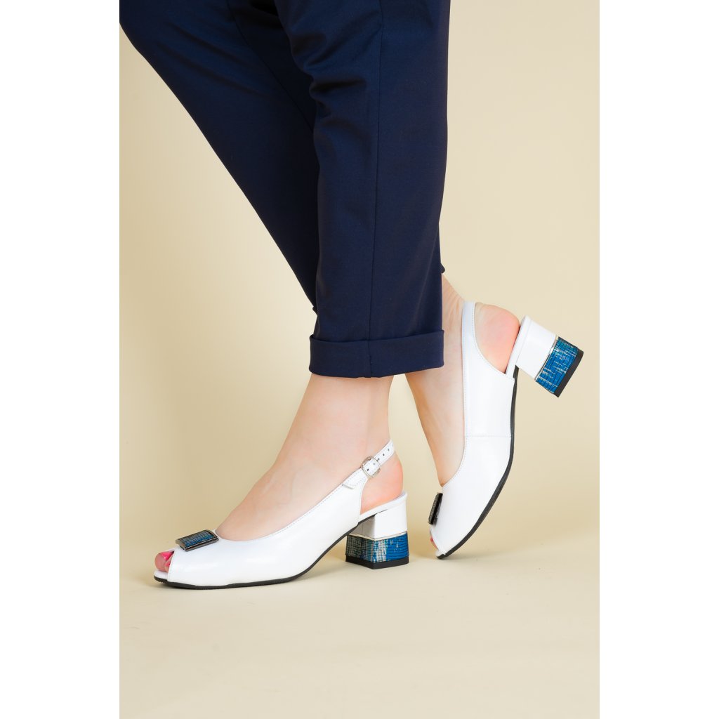 Dámské bílé kožené sandály na podpatku s ozdobou 1