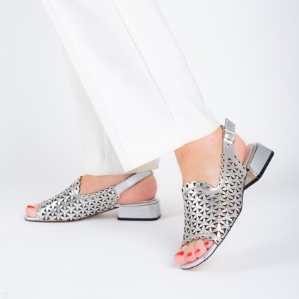 Dámské stříbrné sandály na podpatku s řemínkem kolem paty 2