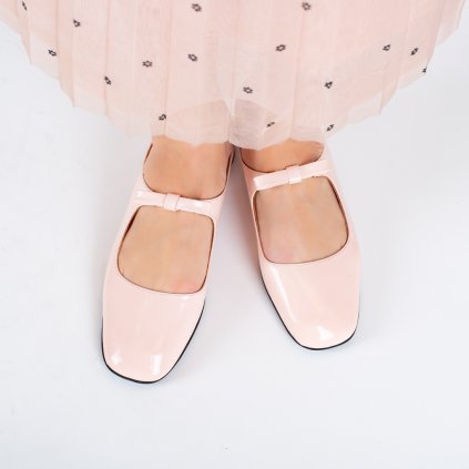 Dámské pudrové nazouváky s plnou špičkou z lakované kůže Letizia