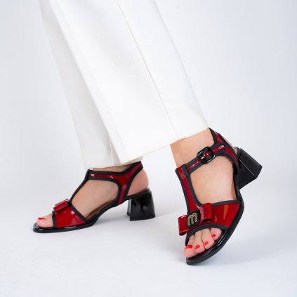 Dámské červené sportovně elegantní sandály na podpatku