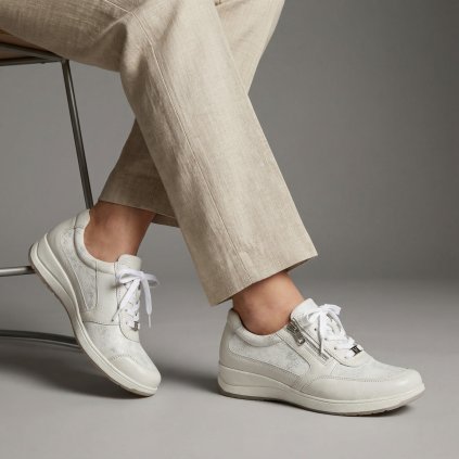 Dámské bílé tenisky Caprice se stříbrnými detaily na širší nohu