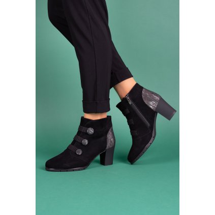 Dámské černé kotníčkové boty s knoflíčky na podpatku 1