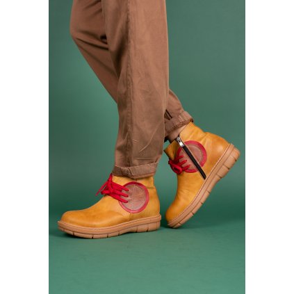 Dámské žluté kožené kotníčkové boty s červenou tkaničkou 1