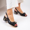 Dámské černé elegantní sandály z hladké kůže na zdobeném podpatku