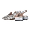 Dámské stříbrné sandály na podpatku s řemínkem kolem paty 5