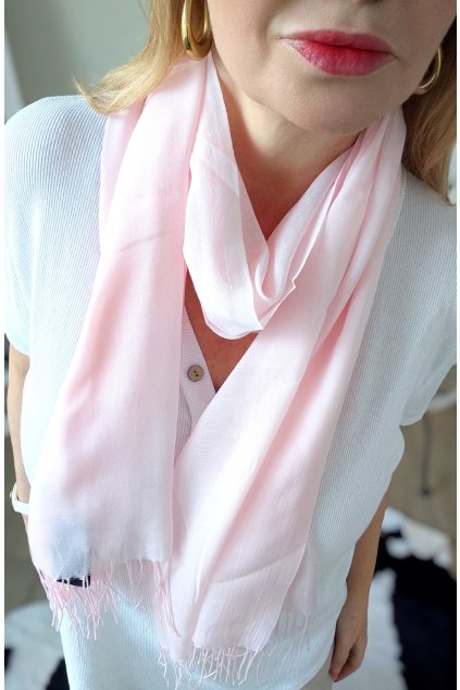 Elegantní šála s třásněmi