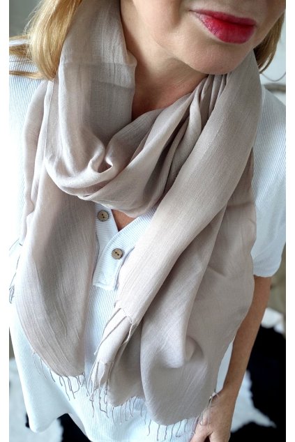 Elegantní šála s třásněmi